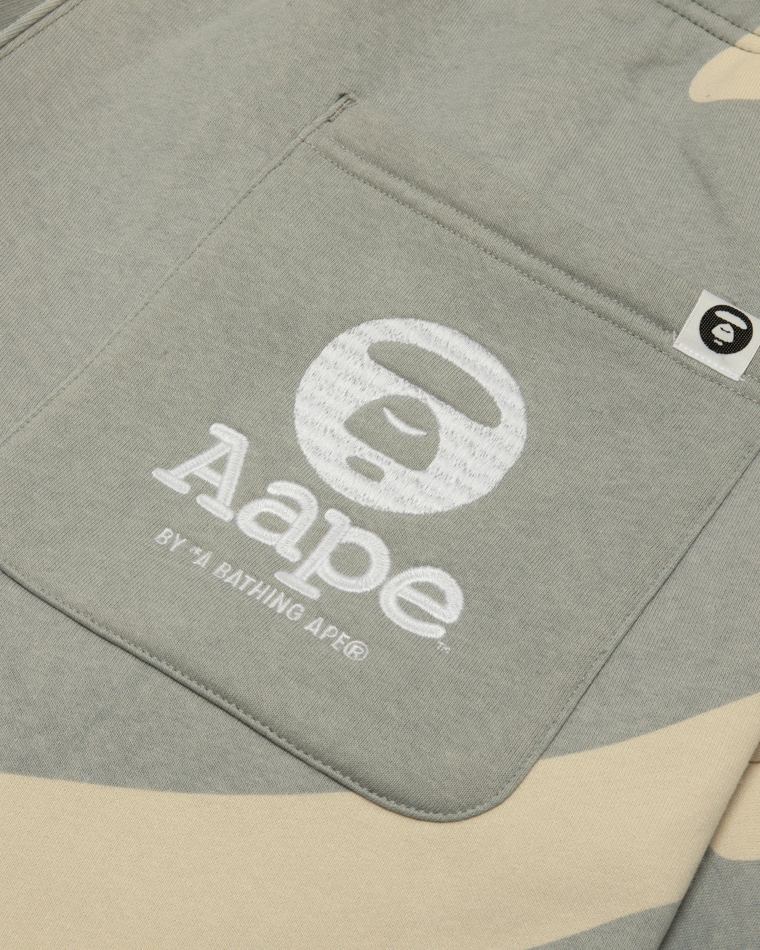 Moonface patch camo sweatpants - Image 4