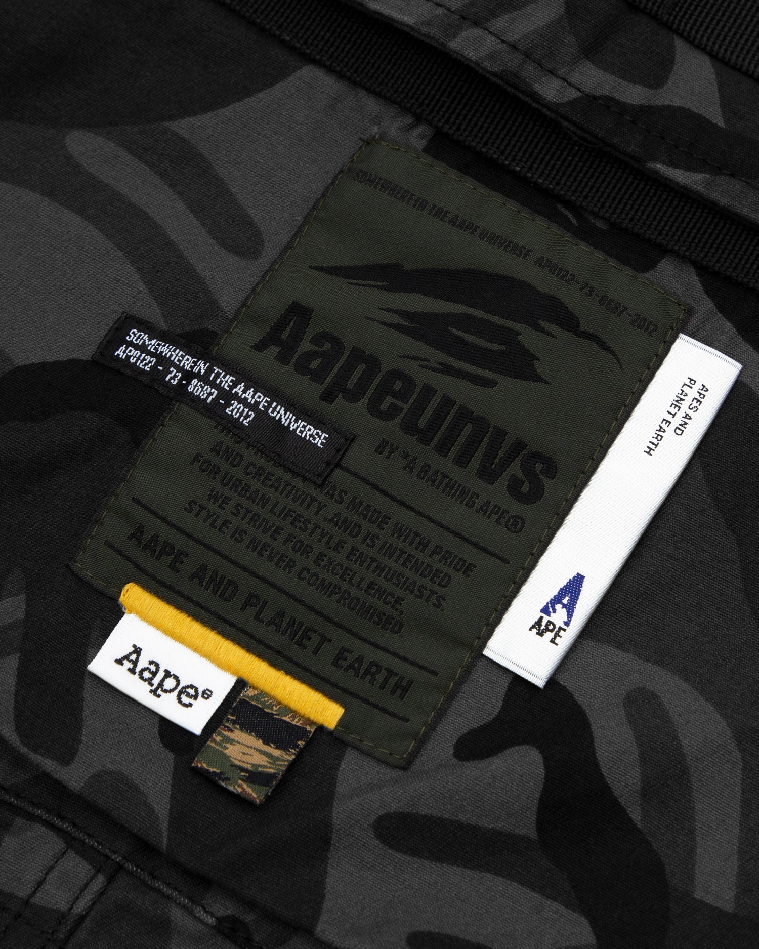 Moonface camo cargo shorts - Image 9