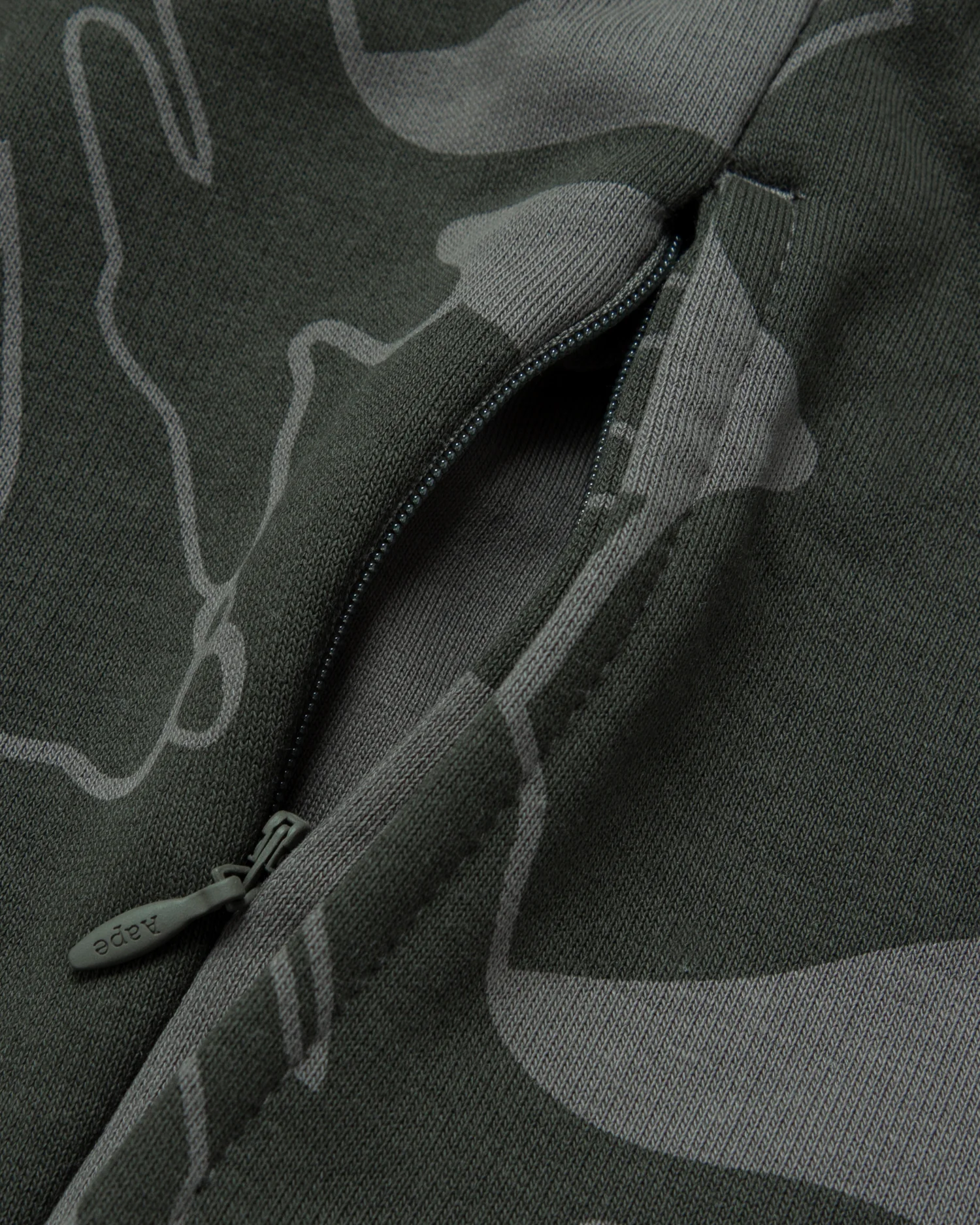 Moonface camo sweat shorts - Image 15