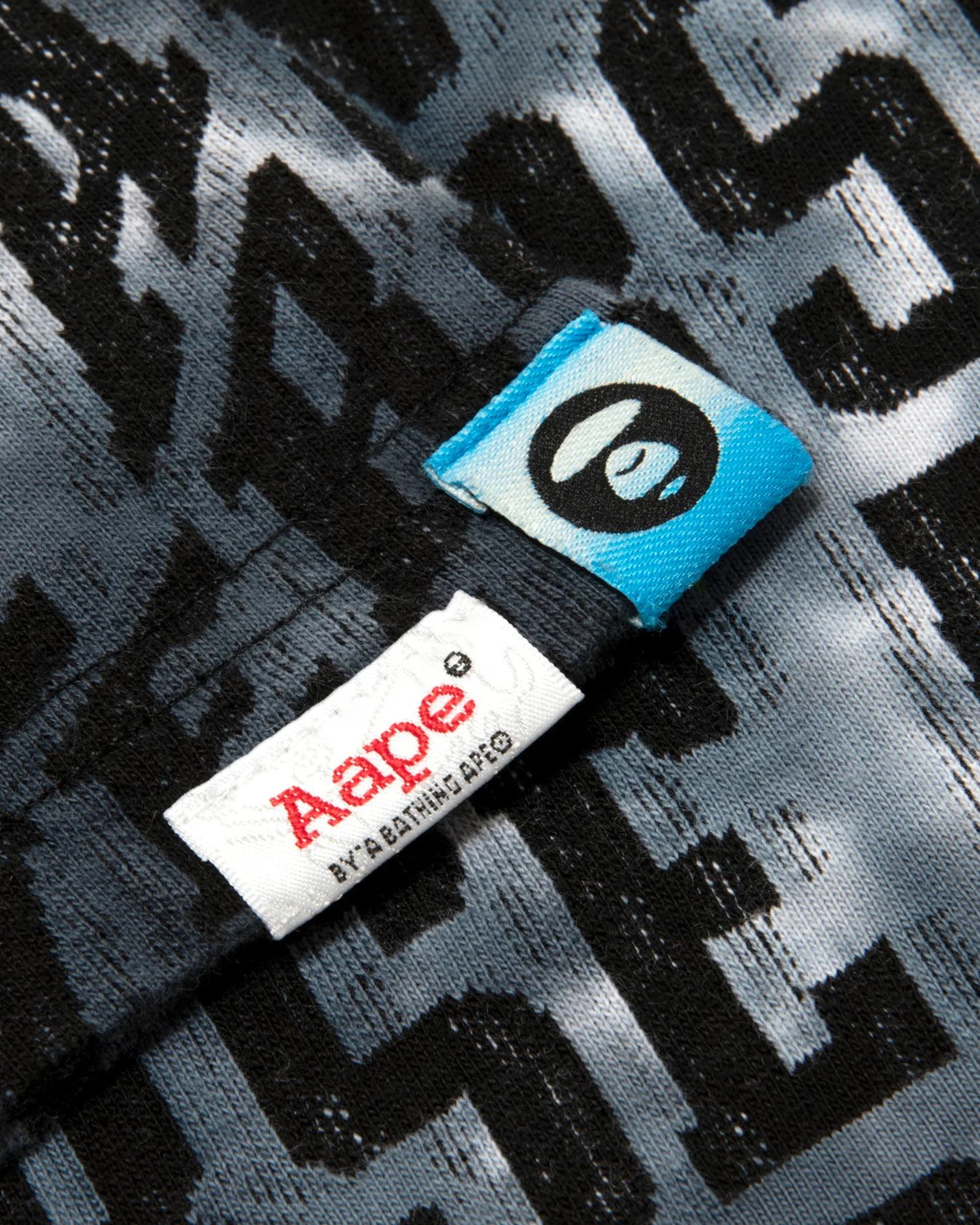 AAPEUNVS graphic tee - Image 4