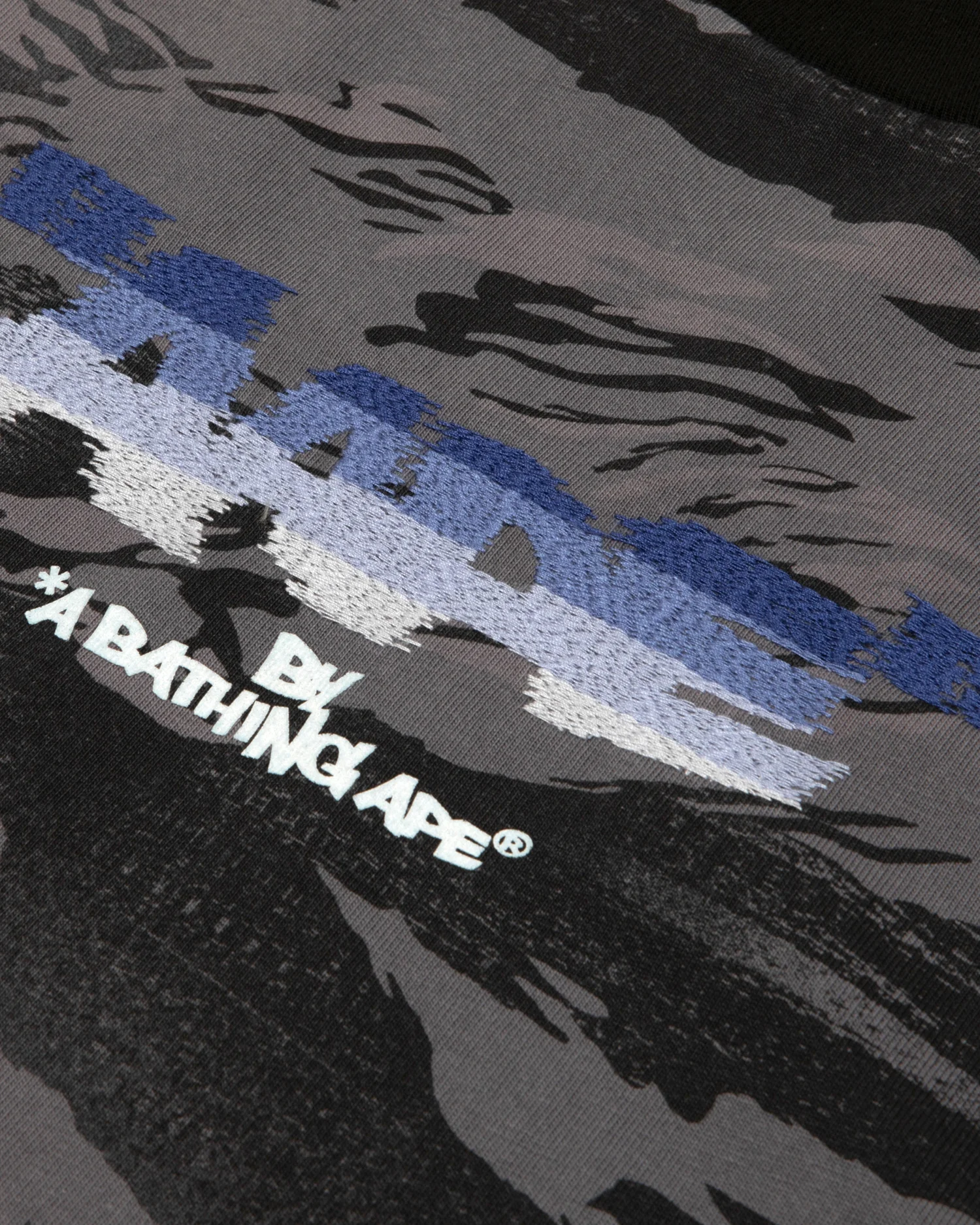 AAPEUNVS graphic tee - Image 4